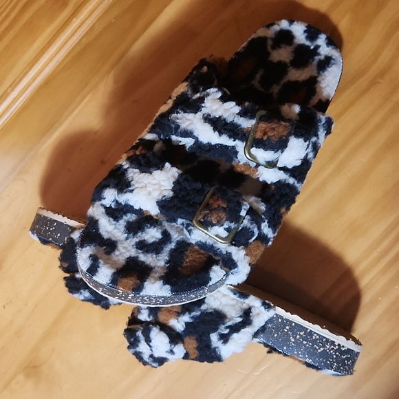 Fuzzy Leopard Birkenstock Wannabes 🖤 - Picture 6 of 10